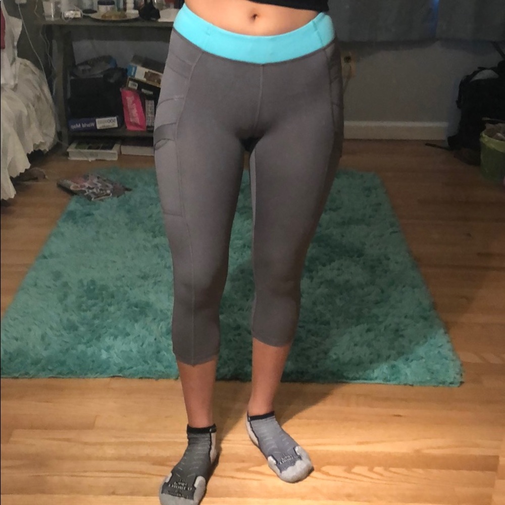 Gray cropped leggings IVIVA (makers of lululemon)